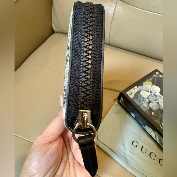 SOLD ❌ GG Supreme Monogram Blue Blooms Zip Around Wallet - Picture 4 of 7